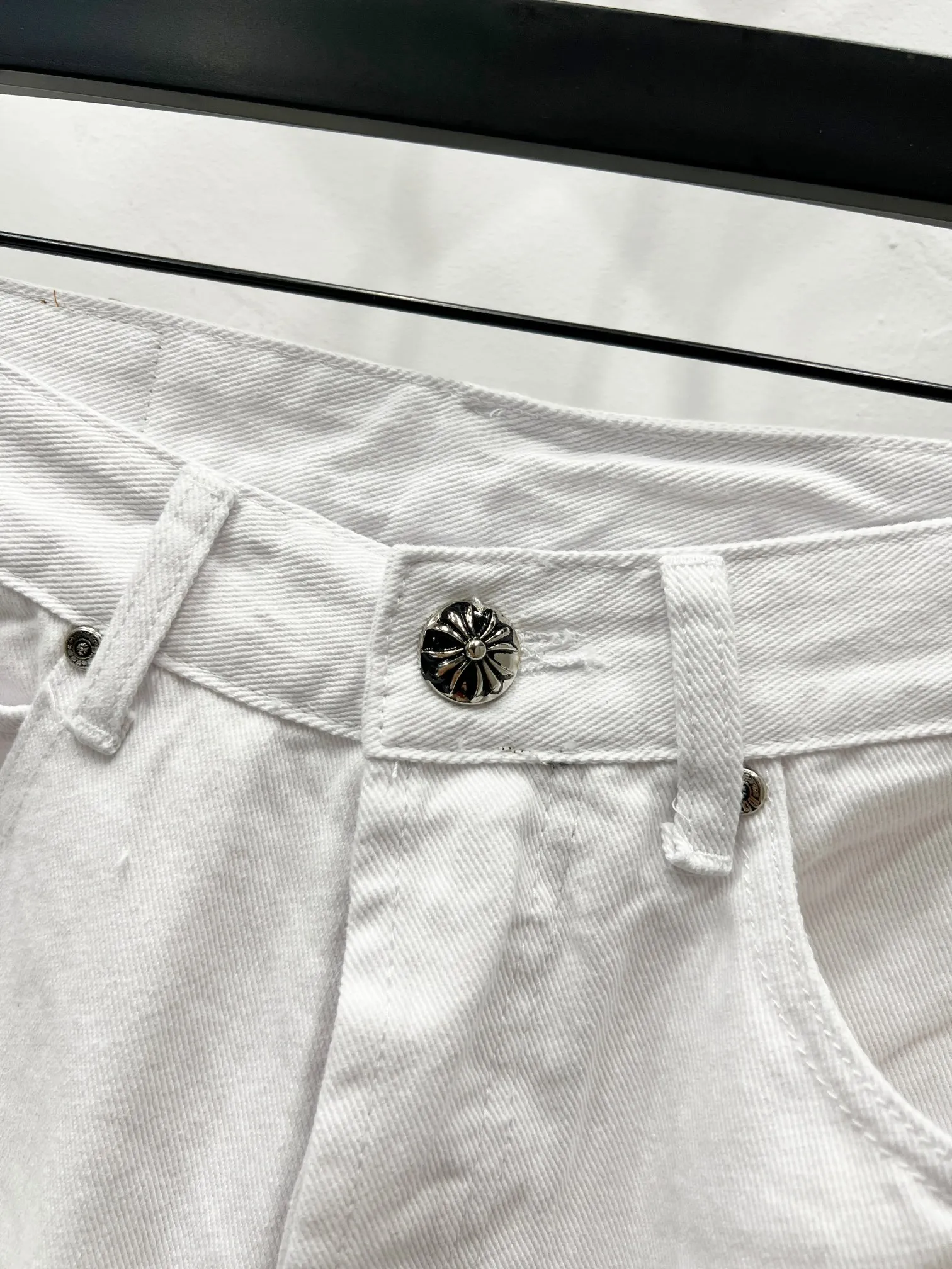 P240 style number: (K610) Chrome hearts & Chrome hearts High-end Chrome hearts white yellow leather cross patchwork leather jeans, the same style as the trendy uncle. Original hardware accessories, washed and other elevators, QR code analysis are all purchased from the original factory, high degree of restoration, you are welcome to compare the products~ Three-dimensional version Loose and comfortable, not picky about the figure, taller and slimmer, factory Seiko, original quality control, same style for men and women, can be matched with couples, versatile recommendation, must-have jeans for all seasons, fashionable people have been disappointed From the quality selection of fabrics, the tailoring of details, and the matching of patterns, everything is impeccable! The upper body is so handsome when worn...it can be easily worn by men, women and children! The craftsmanship is made of heavy-duty washed pure cotton denim fabric. After washing, it is soft and thick and looks very stylish when worn. Size: 28, 30, 32, 34 Color: white